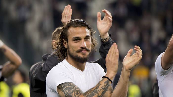 Daniel Pablo Osvaldo klatscht nach einem Spiel den Fans zu.