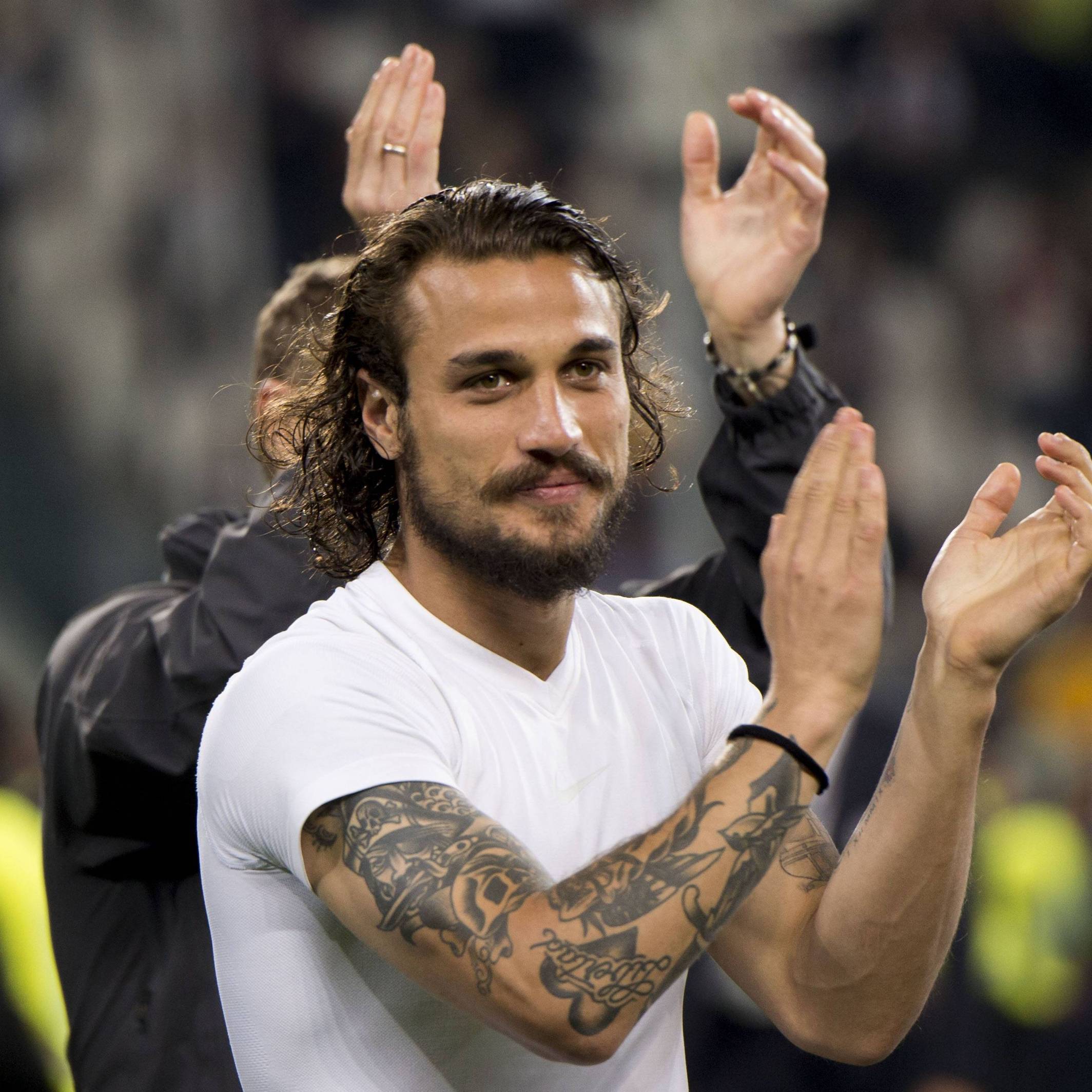 Daniel Pablo Osvaldo klatscht nach einem Spiel den Fans zu.