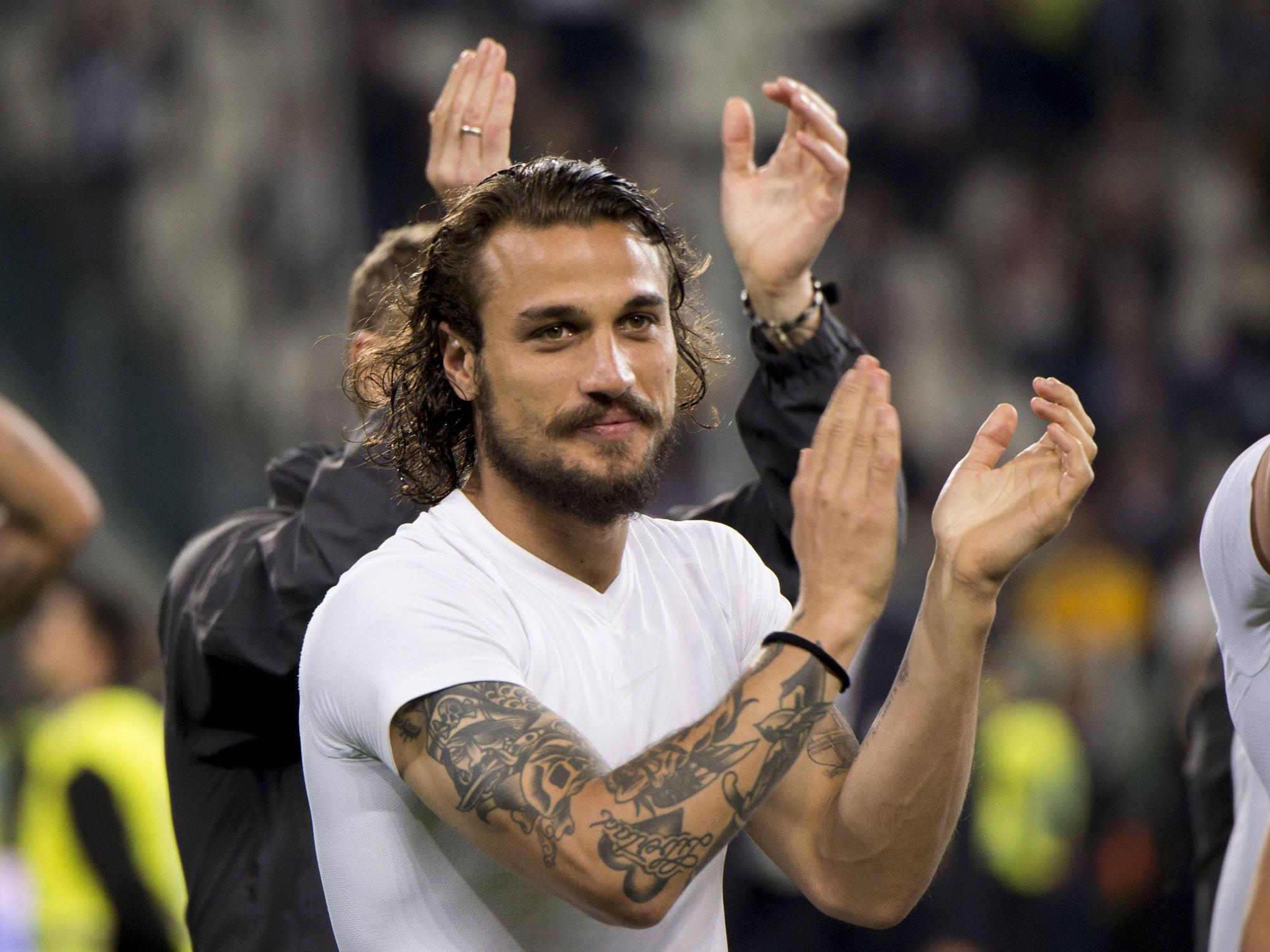Daniel Pablo Osvaldo klatscht nach einem Spiel den Fans zu.