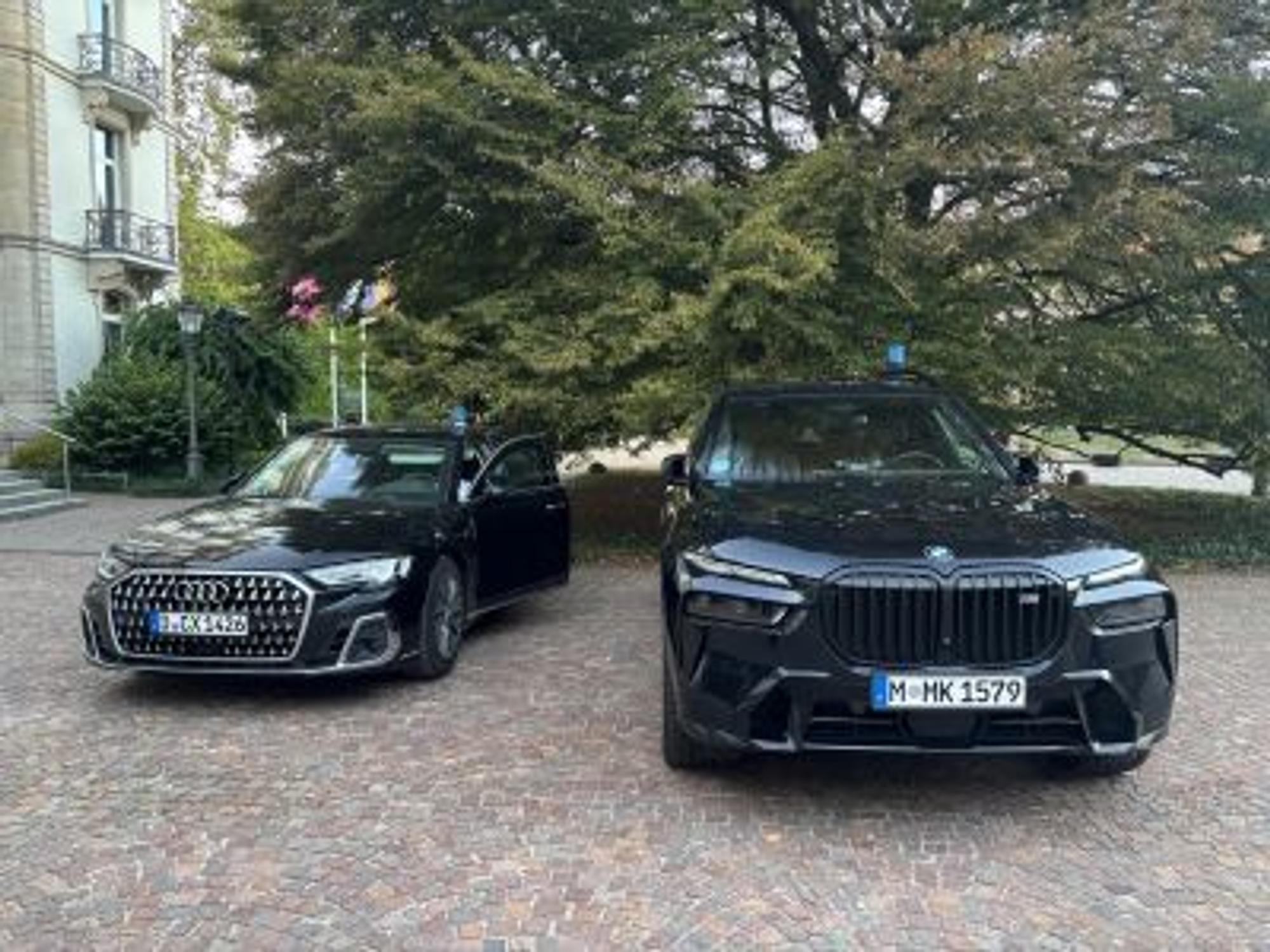Einträchtig nebeneinander: Die beiden dunklen Dienstwagen der Ministerpräsidenten aus NRW und Bayern vor der Kongresshalle in Baden-Baden.