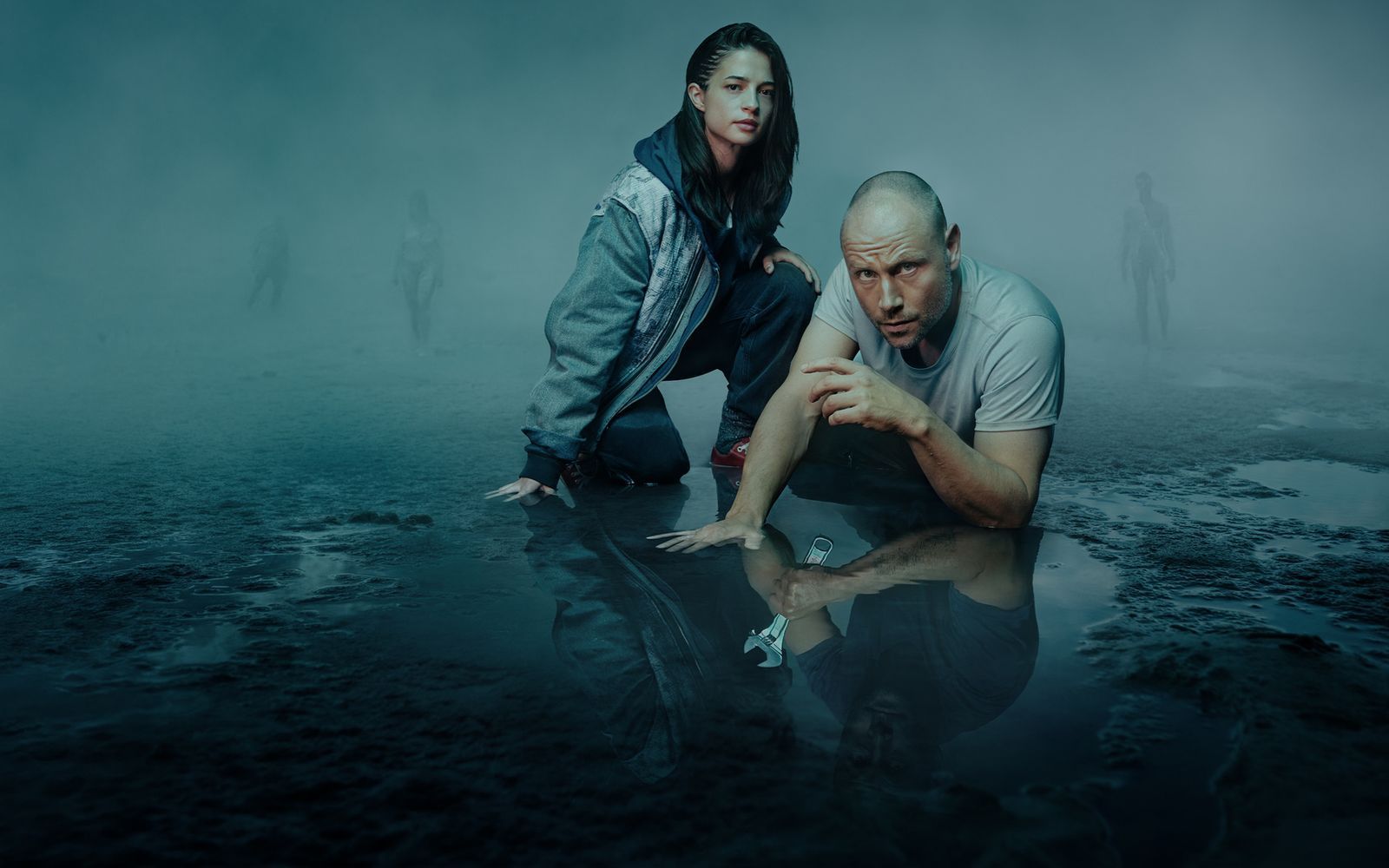 Soma (Lisa-Marie Koroll) und Ben Sandmann (Max Riemelt) machen in „Die Düsteren“ Bekanntschaft mit einer Reihe von Doppelgängern.  (Bild: ZDF/Maximilian König/[M] Serviceplan)
