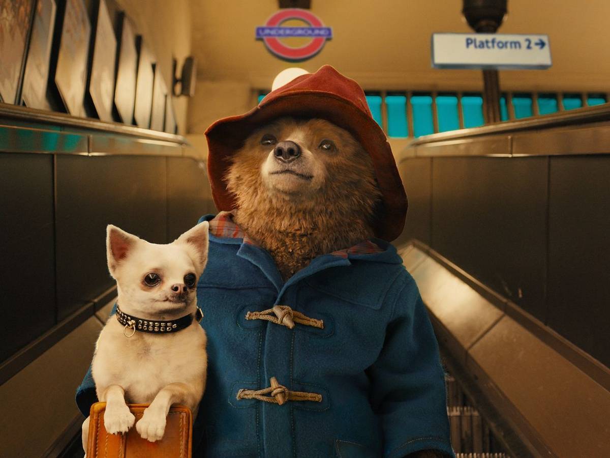 Das Schild „Auf der Rolltreppe müssen Hunde getragen werden“ nimmt der Großstadtneuling Paddington sehr genau ... (Bild: RTL / P&Co. Ltd.SC 2014. Licensed on behalf of Studiocanal S.A. by Copyrights Group)