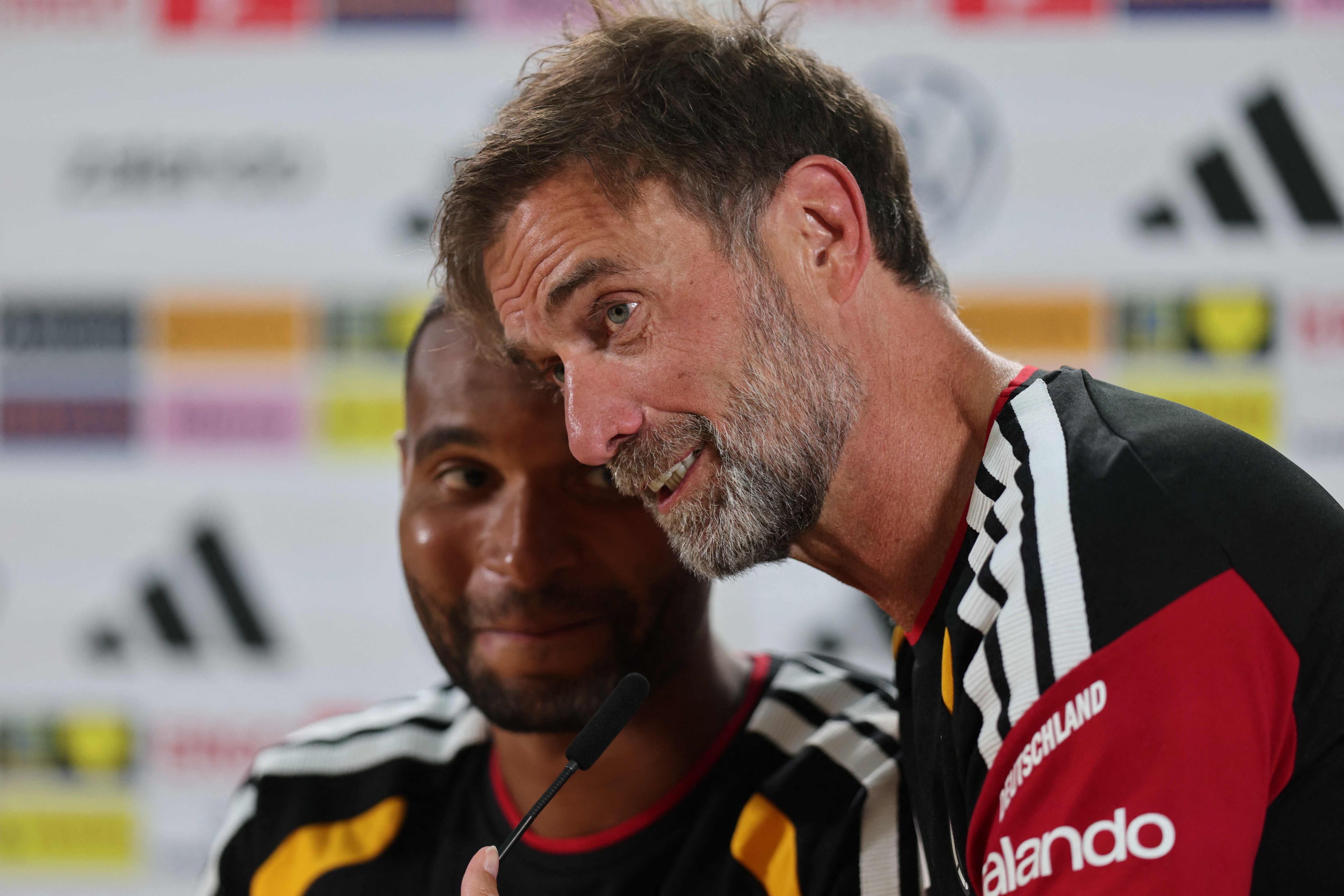 Jürgen Klopp und Jonathan Tah bei einer PK.