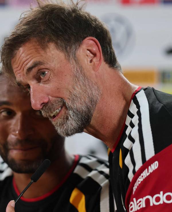 Jürgen Klopp und Jonathan Tah bei einer PK.