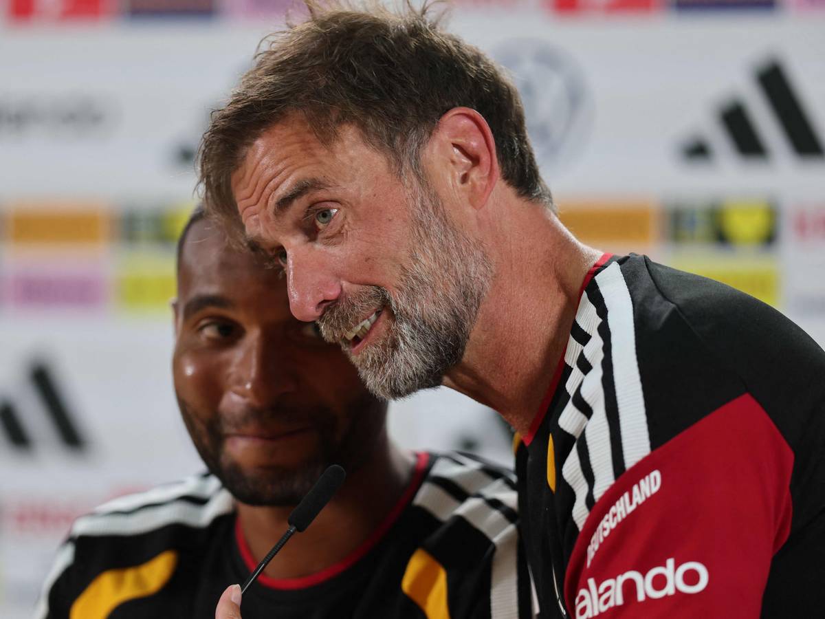 Jürgen Klopp und Jonathan Tah bei einer PK.