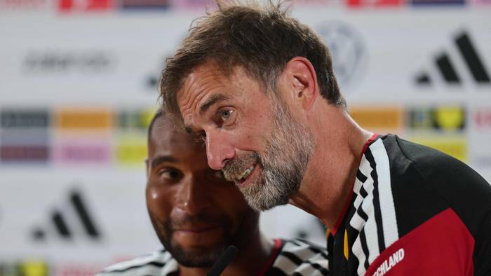 Jürgen Klopp und Jonathan Tah bei einer PK.