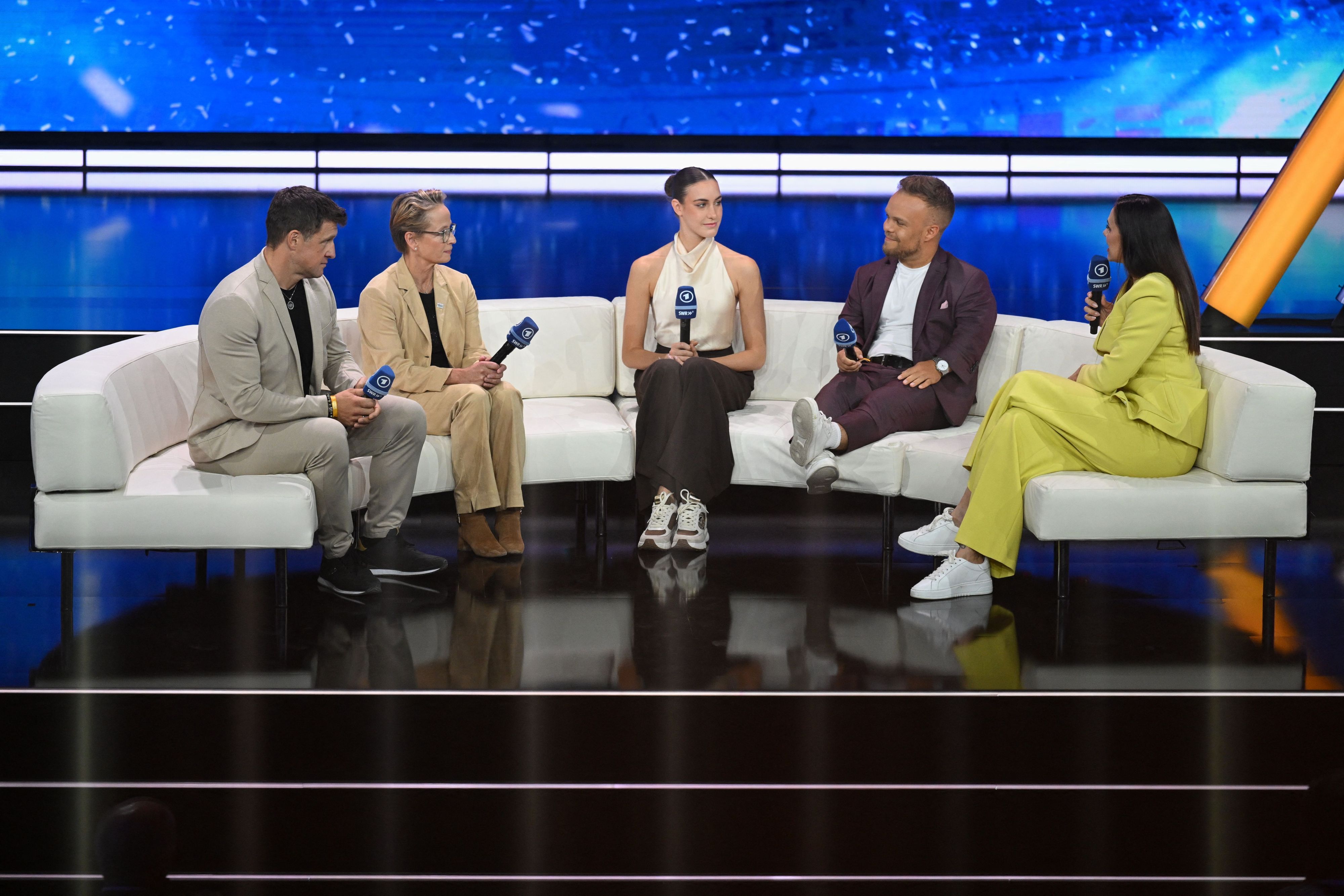 ARD-Moderatorin Esther Sedlaczek begrüßte Matthias Steiner (l-r), Olympiasieger im Gewichtheben und Unternehmer, Isabell Werth, Olympiasiegerin im Dressurreiten, und Darja Varfolomeev, Olympiasiegerin der rhythmischen Sportgymnastik sowie Niko Kappel, Para-Kugelstoßer, auf der Bühne.