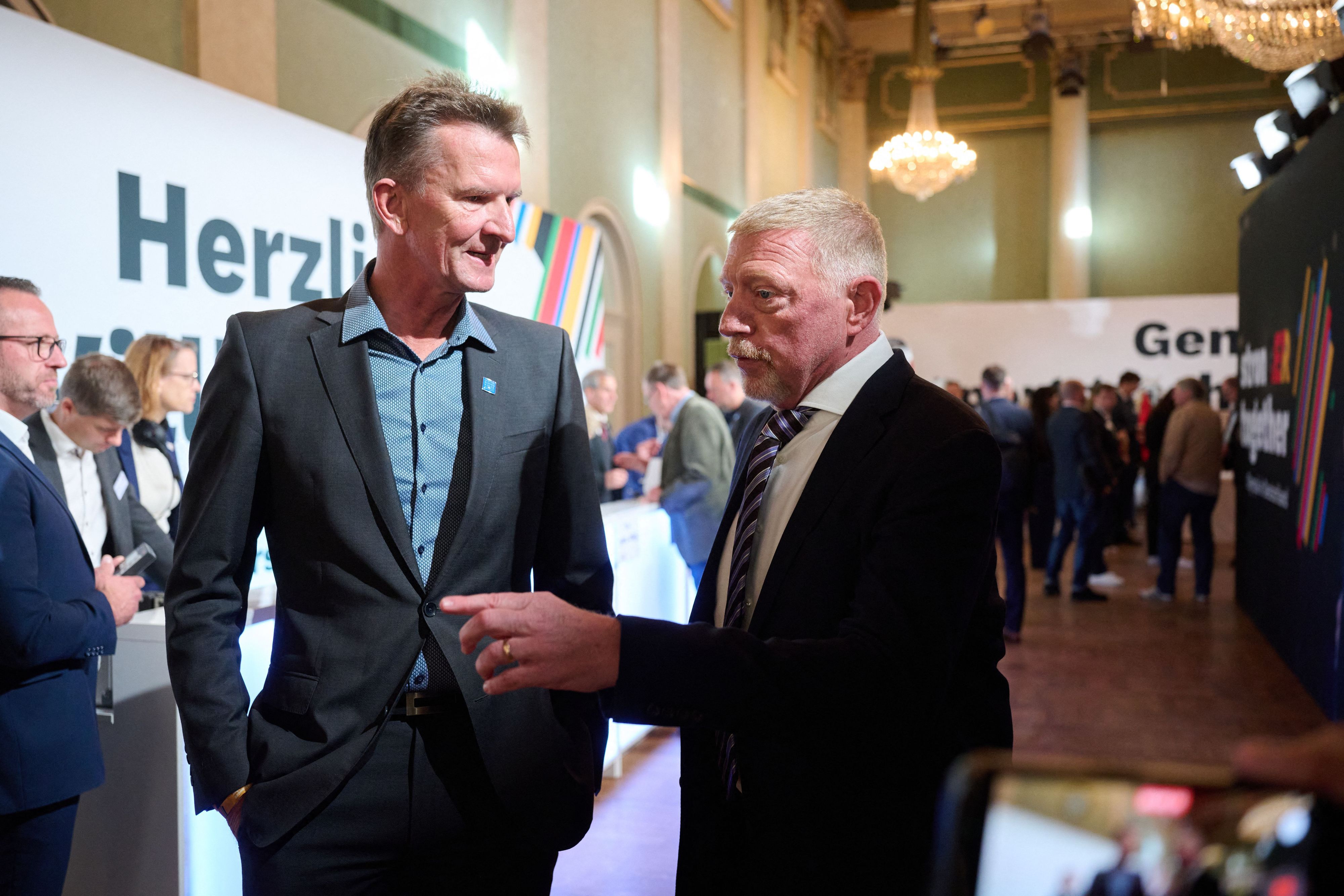 Die beiden Olympiasieger Boris Becker (r) und Michael Groß verfolgen die Abstimmung live in Baden-Baden.