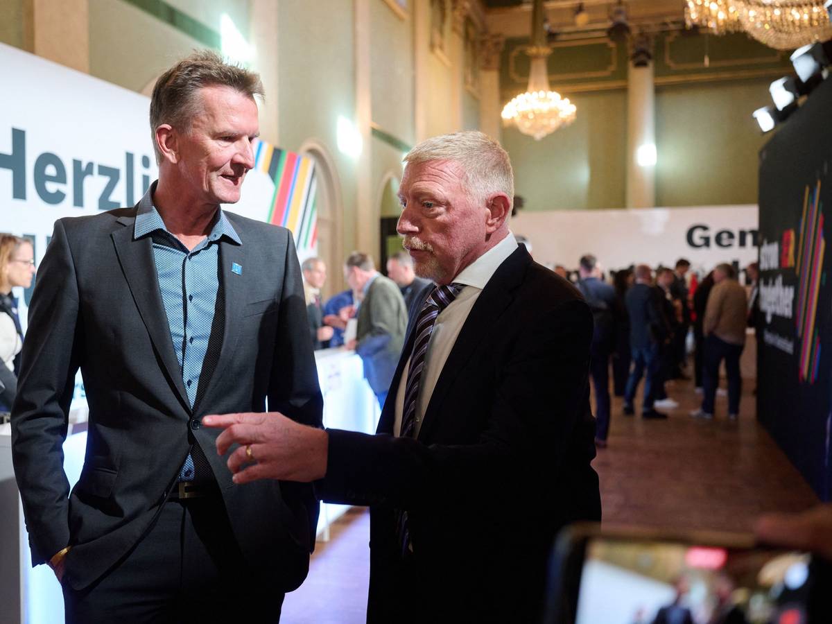Die beiden Olympiasieger Boris Becker (r) und Michael Groß verfolgen die Abstimmung live in Baden-Baden.
