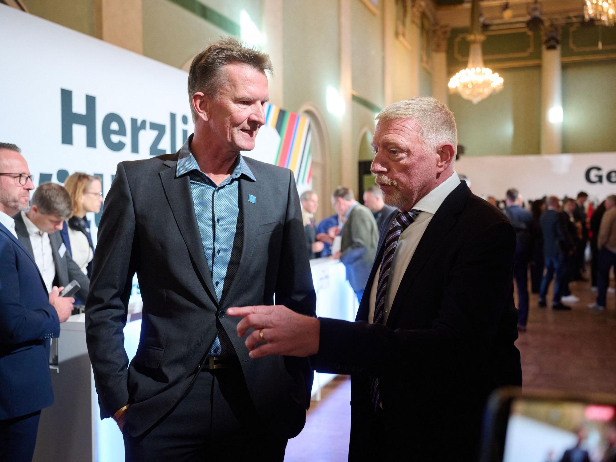 Die beiden Olympiasieger Boris Becker (r) und Michael Groß verfolgen die Abstimmung live in Baden-Baden.