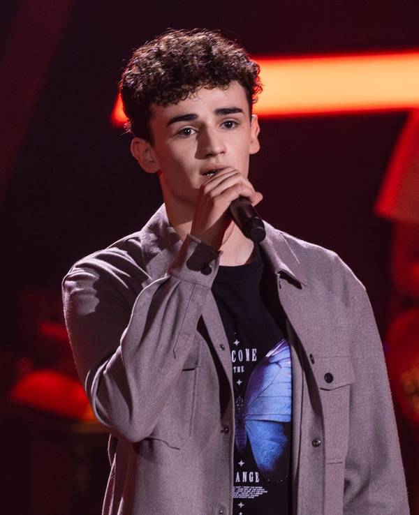 Benjamin Bieck begeisterte bei „The Voice of Germany“ mit seiner Version des AnnenMayKantereit-Lieds „Barfuß am Klavier“. (Bild: Joyn / Richard Hübner)