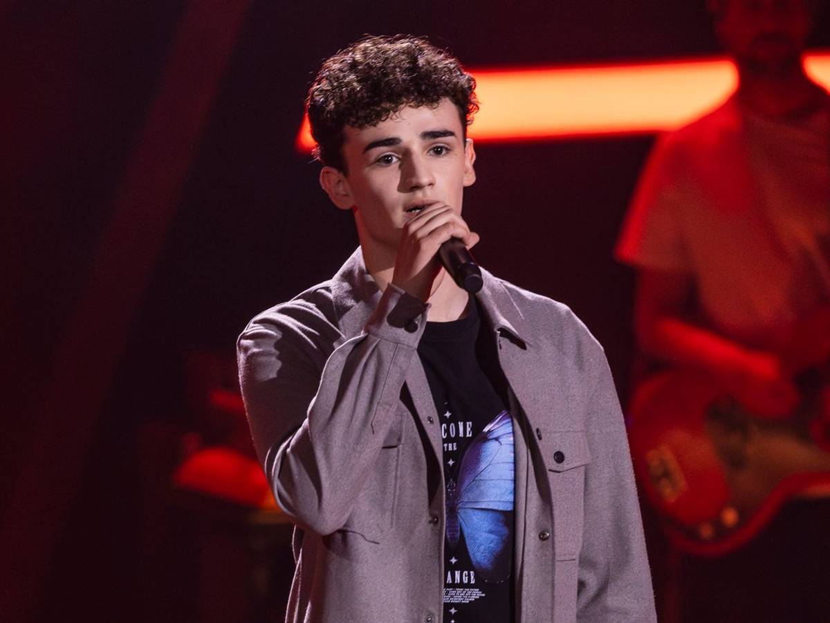 Benjamin Bieck begeisterte bei „The Voice of Germany“ mit seiner Version des AnnenMayKantereit-Lieds „Barfuß am Klavier“. (Bild: Joyn / Richard Hübner)