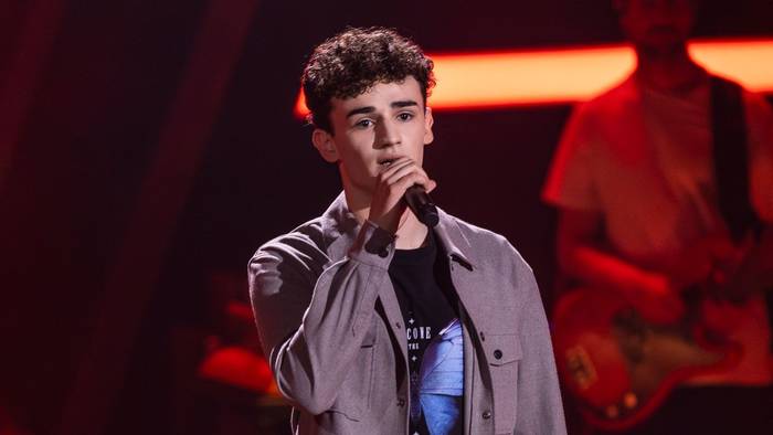 Benjamin Bieck begeisterte bei „The Voice of Germany“ mit seiner Version des AnnenMayKantereit-Lieds „Barfuß am Klavier“. (Bild: Joyn / Richard Hübner)