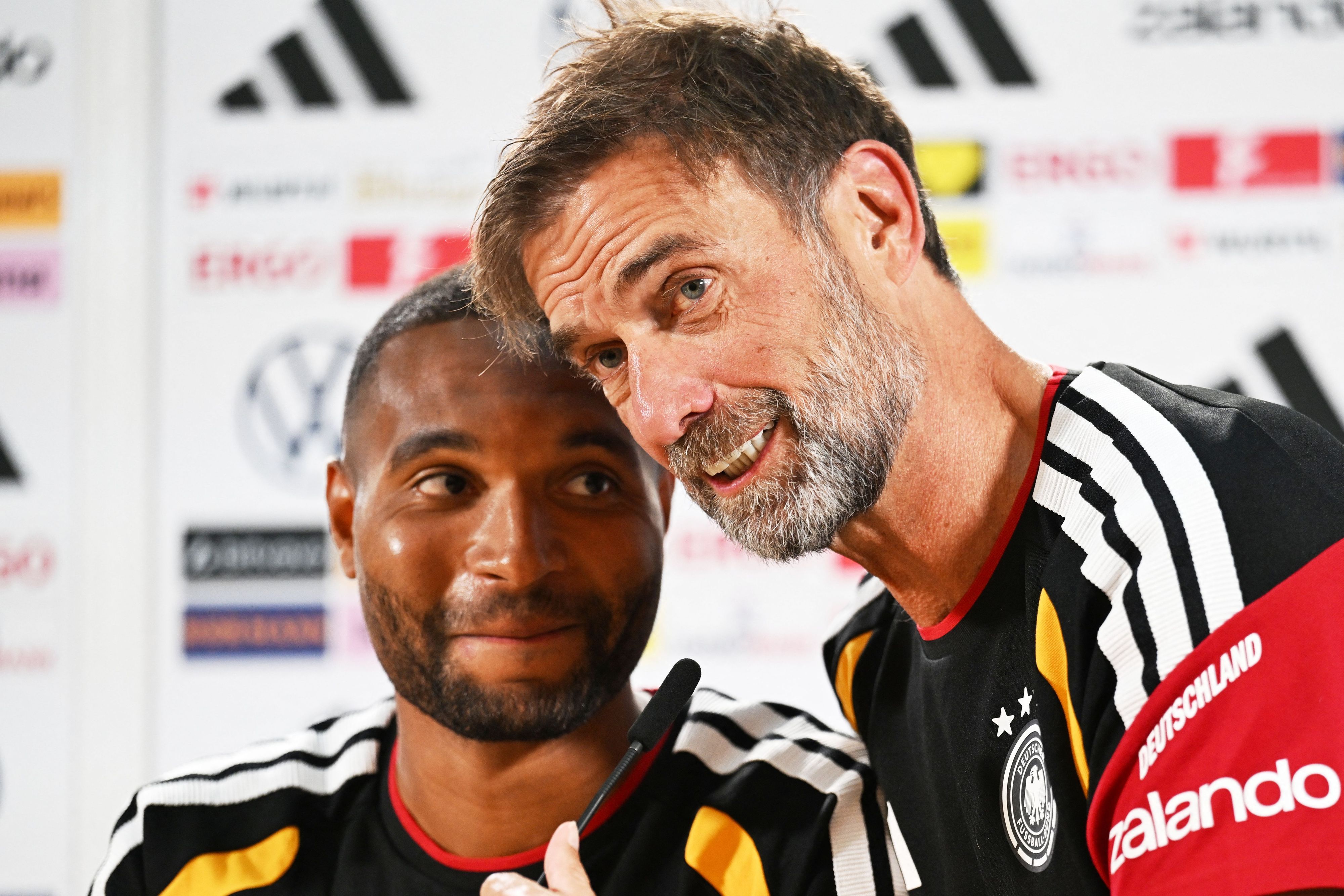 Jürgen Klopp und Jonathan Tah bei einer PK.