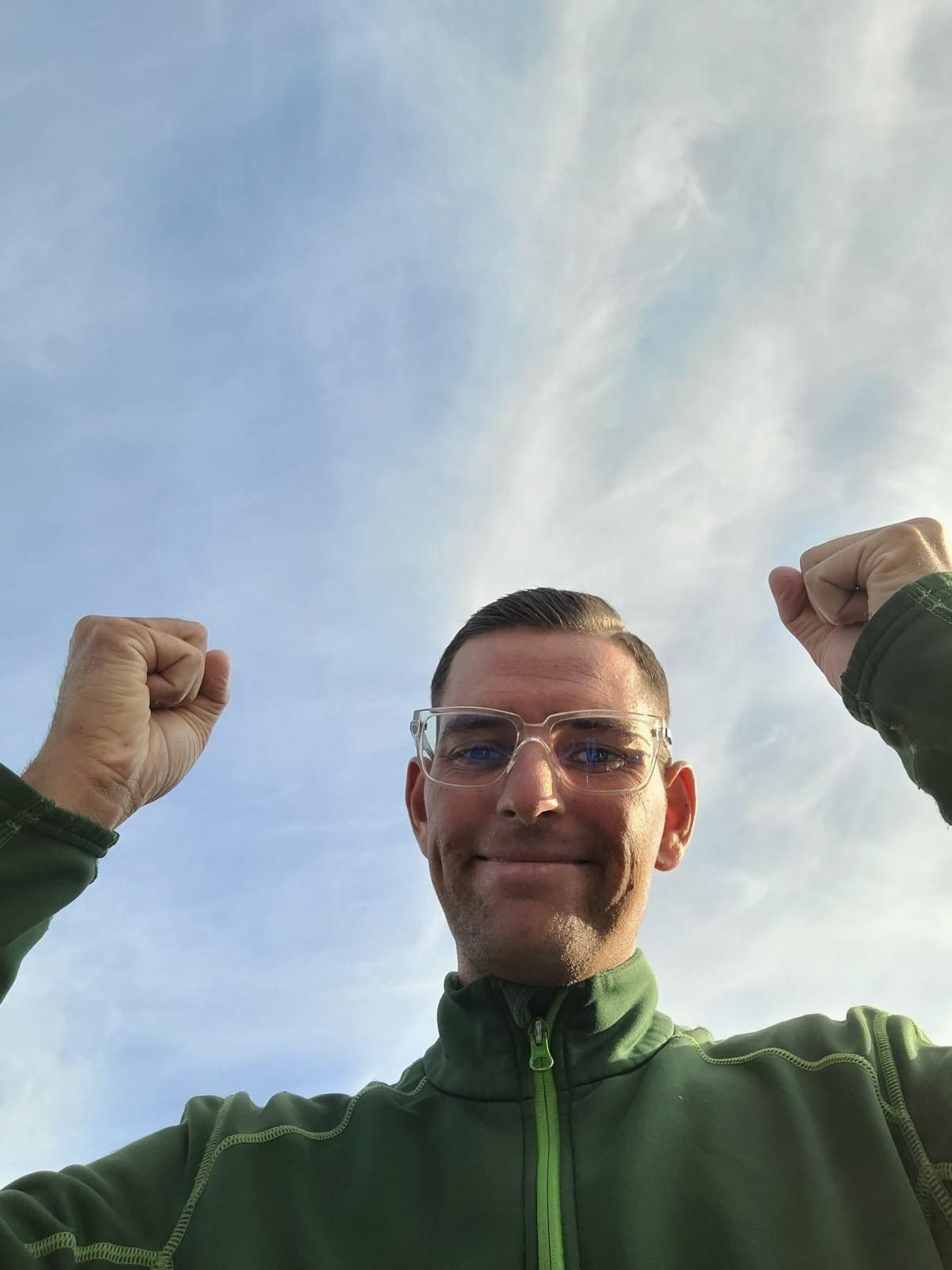 Tobias Schmitz reißt grinsend die geballten Fäuste hoch.