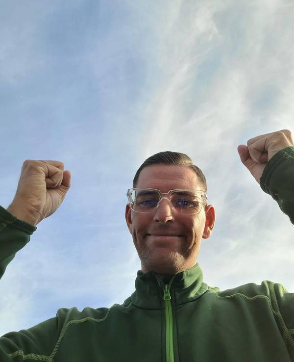 Tobias Schmitz reißt grinsend die geballten Fäuste hoch.