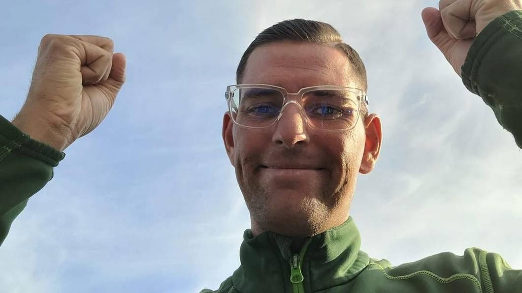 Tobias Schmitz reißt grinsend die geballten Fäuste hoch.