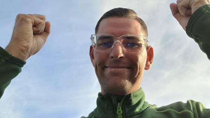 Tobias Schmitz reißt grinsend die geballten Fäuste hoch.