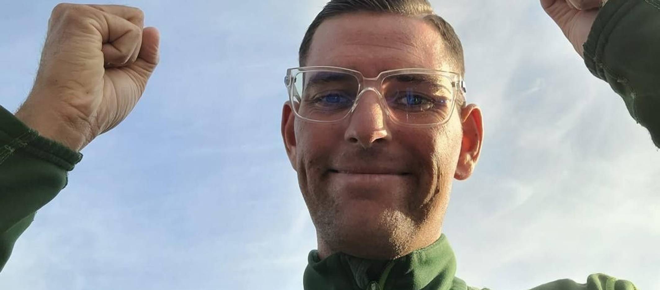 Tobias Schmitz reißt grinsend die geballten Fäuste hoch.