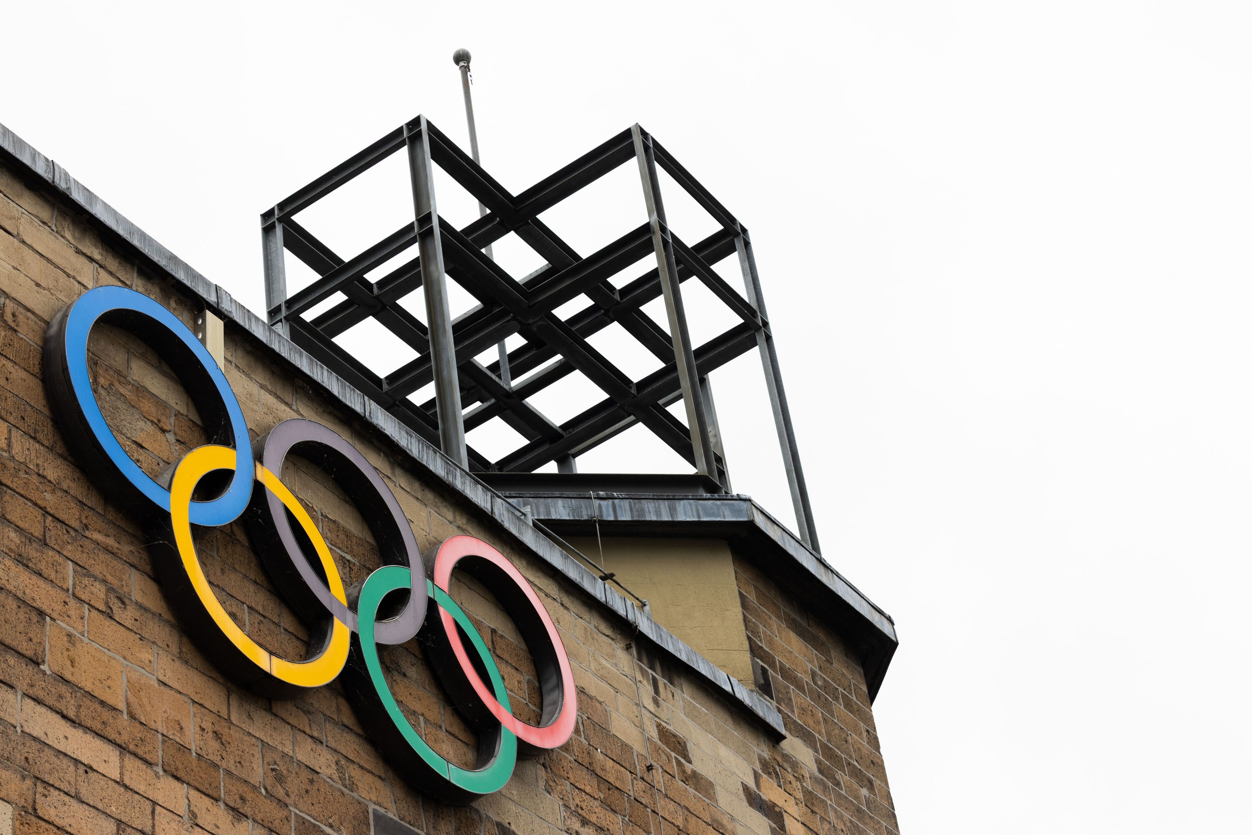 Olympische Ringe sind an der Fassade des Sport- und Olympiamuseums zu sehen vor der Vorstellung des Konzepts einer Olympia-Bewerbung mit der Rhein-Ruhr-Region für die Olympischen Spiele durch Ministerpräsident Wüst.
