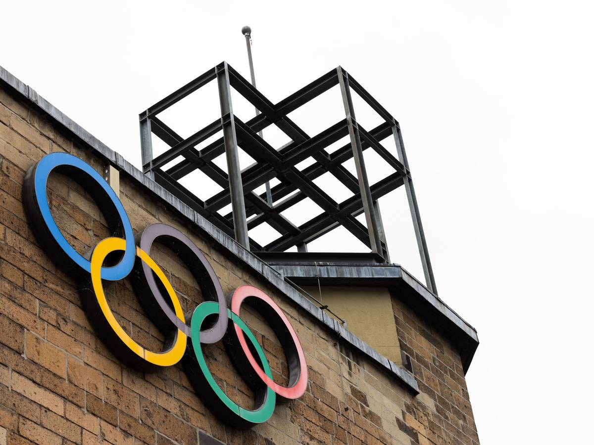 Olympische Ringe sind an der Fassade des Sport- und Olympiamuseums zu sehen vor der Vorstellung des Konzepts einer Olympia-Bewerbung mit der Rhein-Ruhr-Region für die Olympischen Spiele durch Ministerpräsident Wüst.