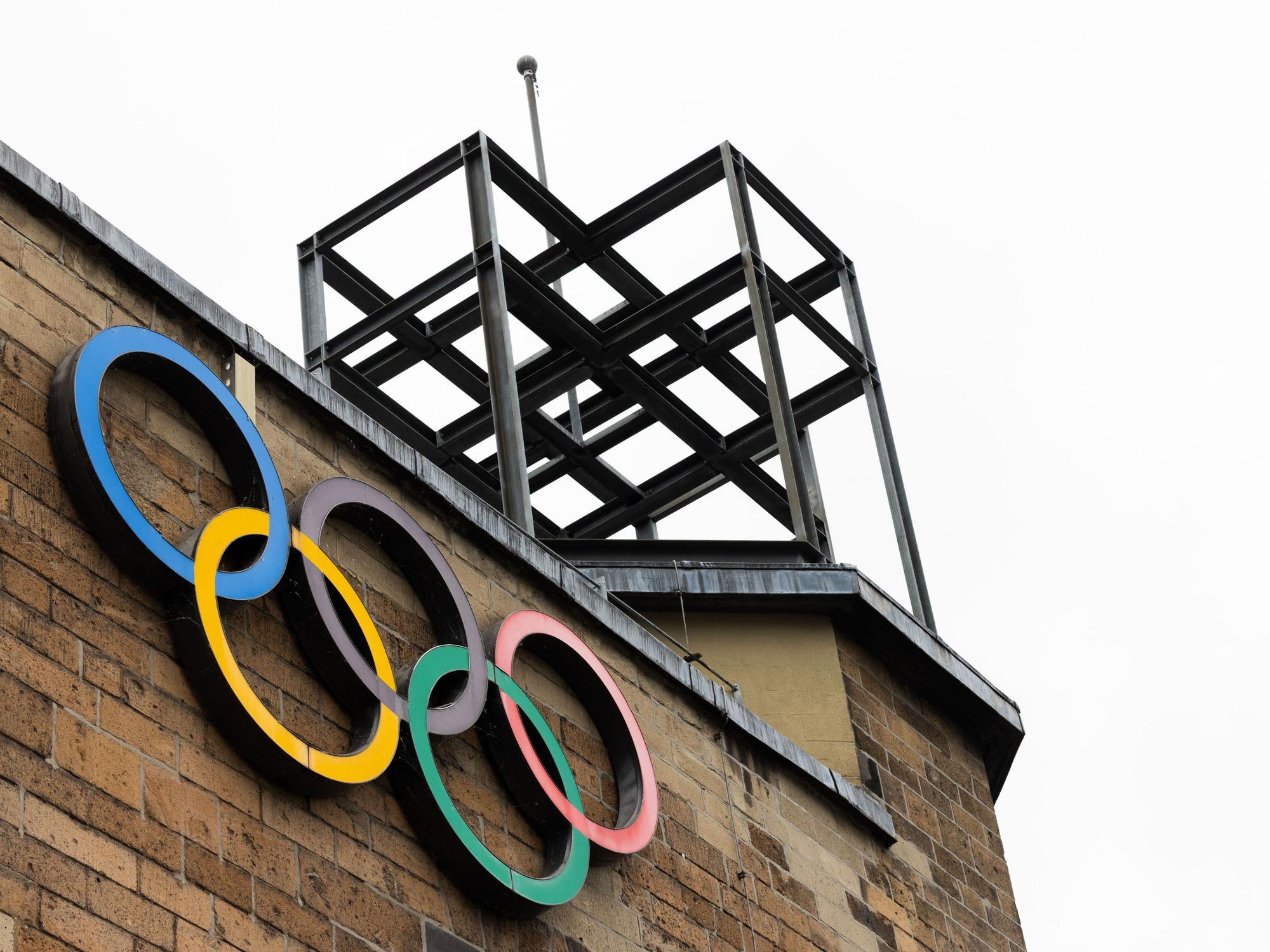 Olympische Ringe sind an der Fassade des Sport- und Olympiamuseums zu sehen vor der Vorstellung des Konzepts einer Olympia-Bewerbung mit der Rhein-Ruhr-Region für die Olympischen Spiele durch Ministerpräsident Wüst.