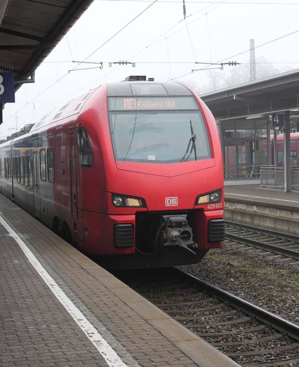 Eine Regionalbahn steht am Gleis. Wegen Vandalismusschäden ist der Großraum Gelsenkirchen derzeit nicht anfahrbar. (Symbolfoto)