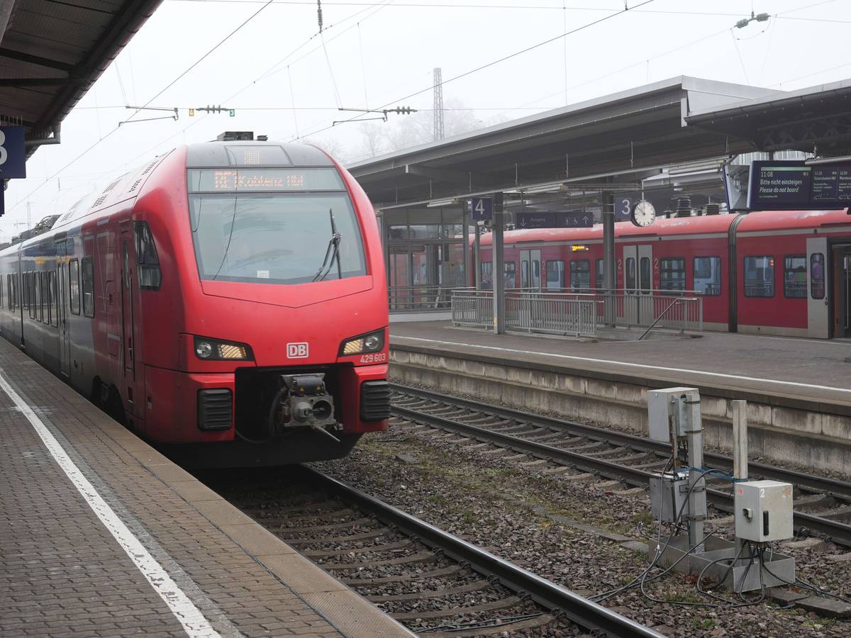 Eine Regionalbahn steht am Gleis. Wegen Vandalismusschäden ist der Großraum Gelsenkirchen derzeit nicht anfahrbar. (Symbolfoto)