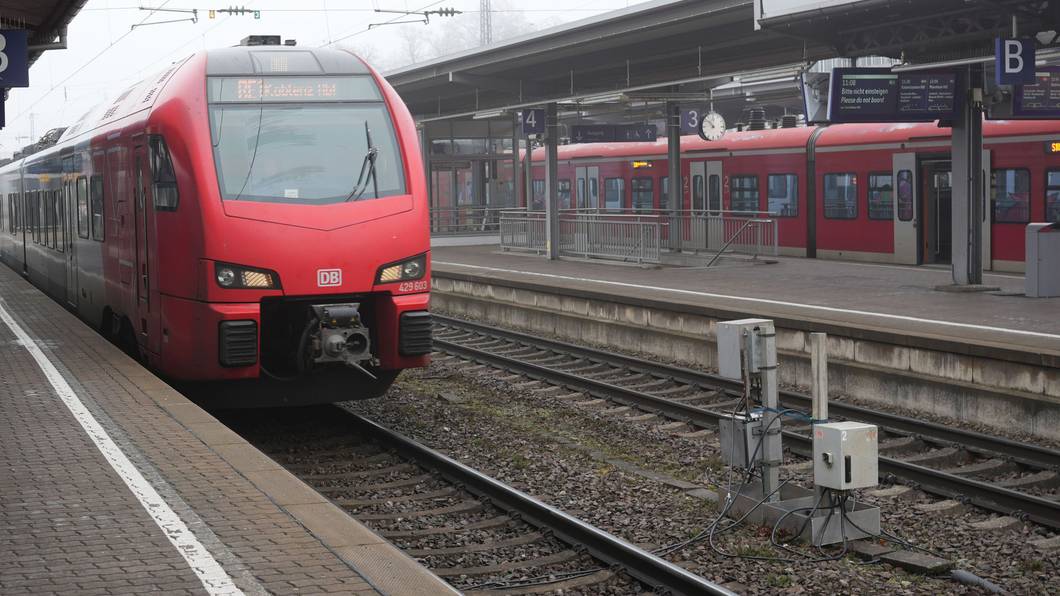 Eine Regionalbahn steht am Gleis. Wegen Vandalismusschäden ist der Großraum Gelsenkirchen derzeit nicht anfahrbar. (Symbolfoto)