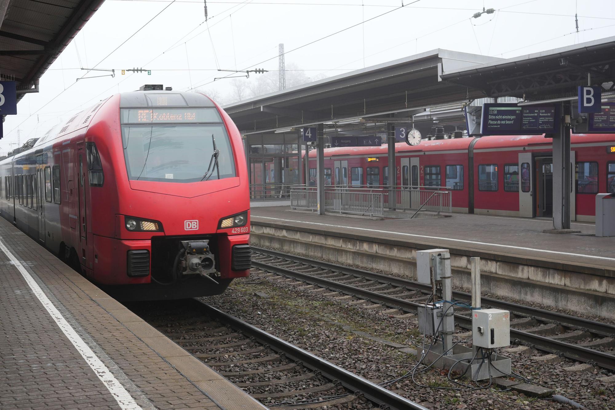Eine Regionalbahn steht am Gleis. Wegen Vandalismusschäden ist der Großraum Gelsenkirchen derzeit nicht anfahrbar. (Symbolfoto)