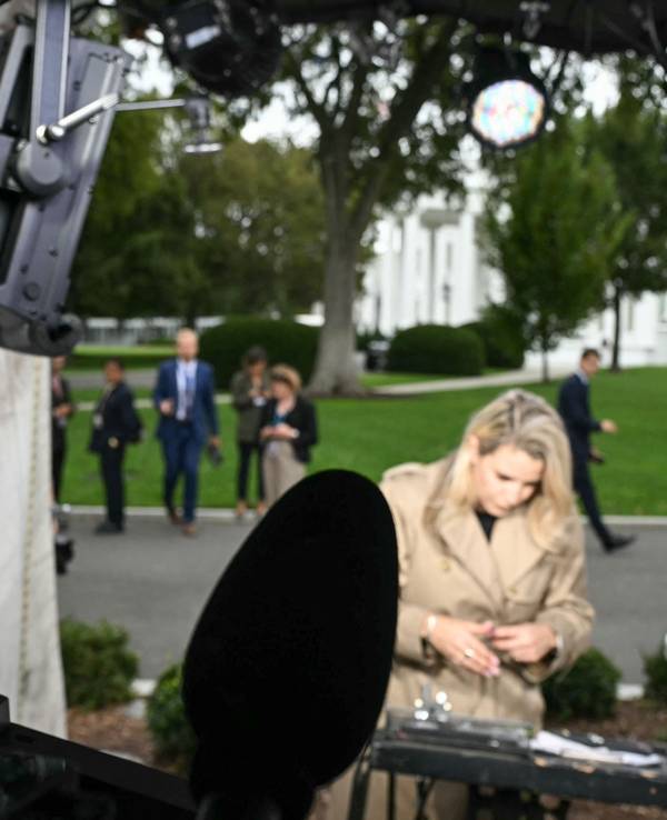 CNN-Reporterin Betsy Klein vor dem Weißen Haus.