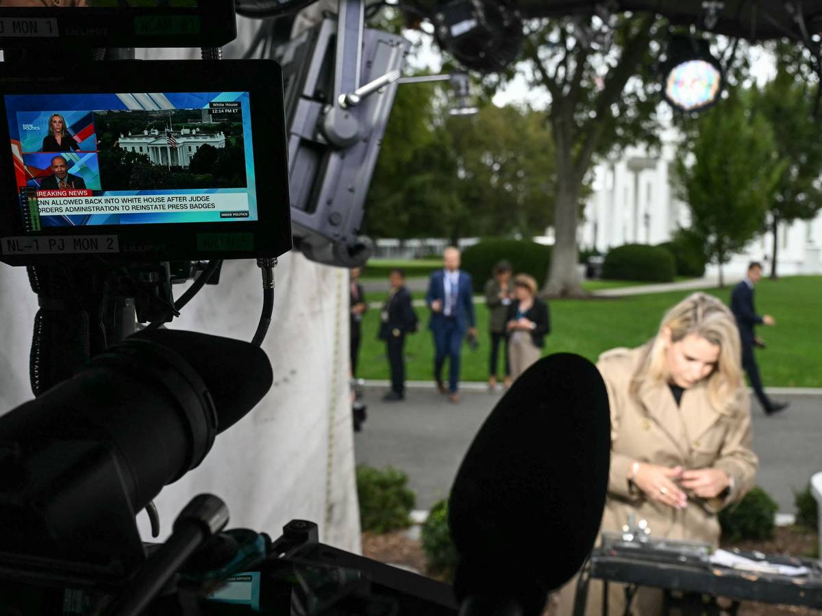 CNN-Reporterin Betsy Klein vor dem Weißen Haus.