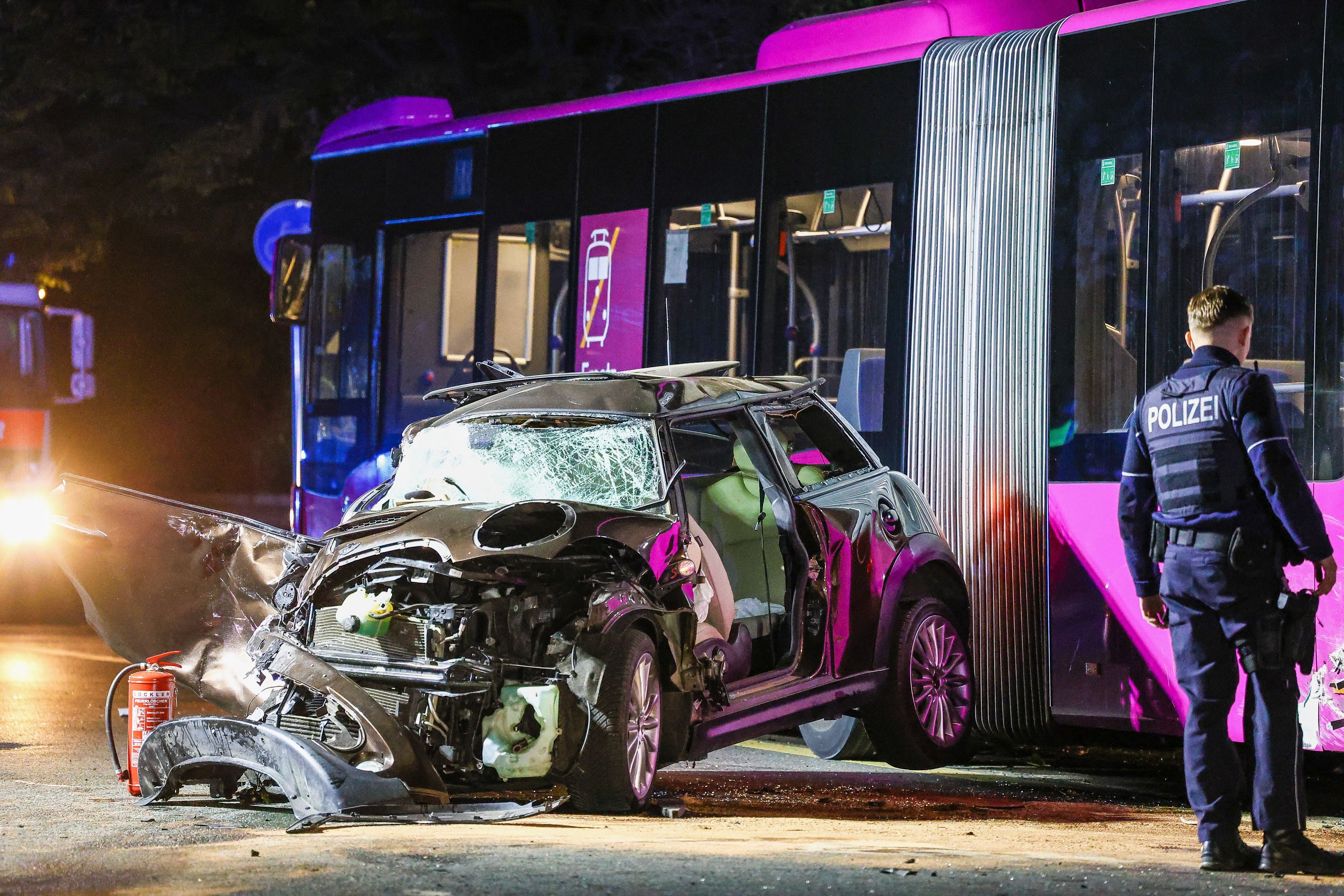 Der Mini ist nur noch ein Wrack: Bei dem Unfall mit Fahrerflucht in Witten sind in der Nacht vier junge Menschen schwer verletzt worden.