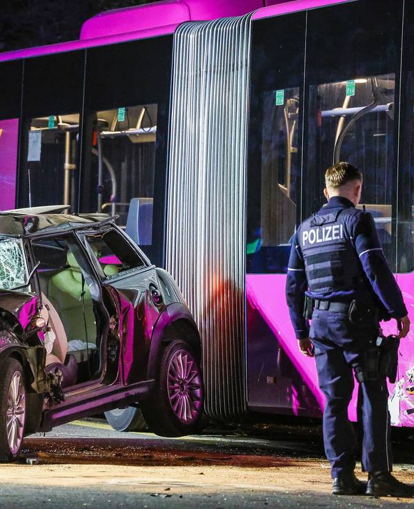Der Mini ist nur noch ein Wrack: Bei dem Unfall mit Fahrerflucht in Witten sind in der Nacht vier junge Menschen schwer verletzt worden.