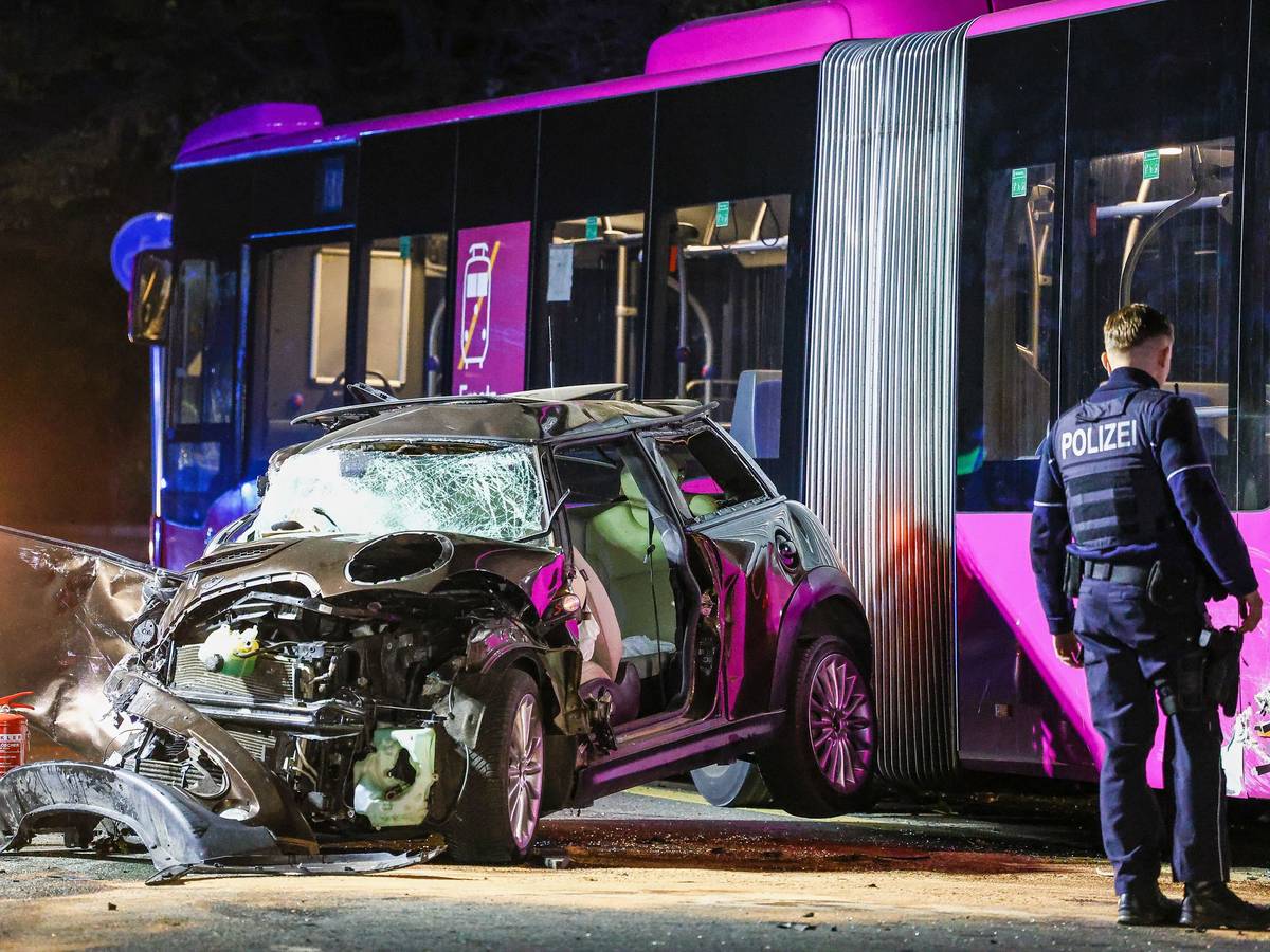 Der Mini ist nur noch ein Wrack: Bei dem Unfall mit Fahrerflucht in Witten sind in der Nacht vier junge Menschen schwer verletzt worden.