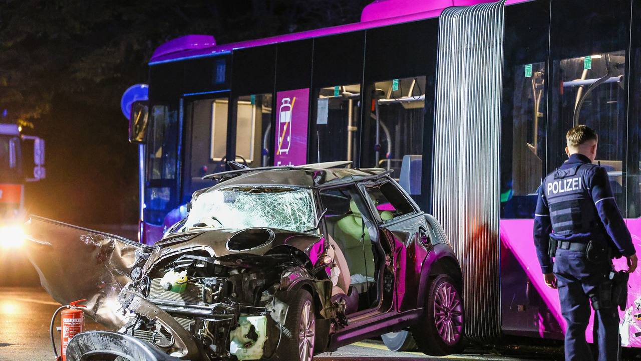 Der Mini ist nur noch ein Wrack: Bei dem Unfall mit Fahrerflucht in Witten sind in der Nacht vier junge Menschen schwer verletzt worden.