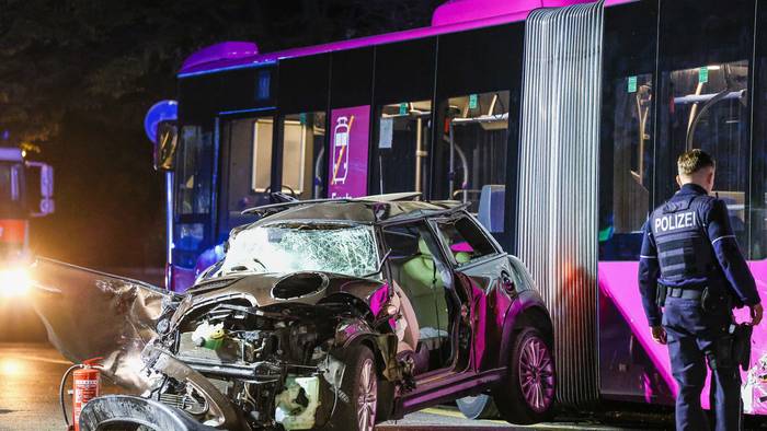 Der Mini ist nur noch ein Wrack: Bei dem Unfall mit Fahrerflucht in Witten sind in der Nacht vier junge Menschen schwer verletzt worden.