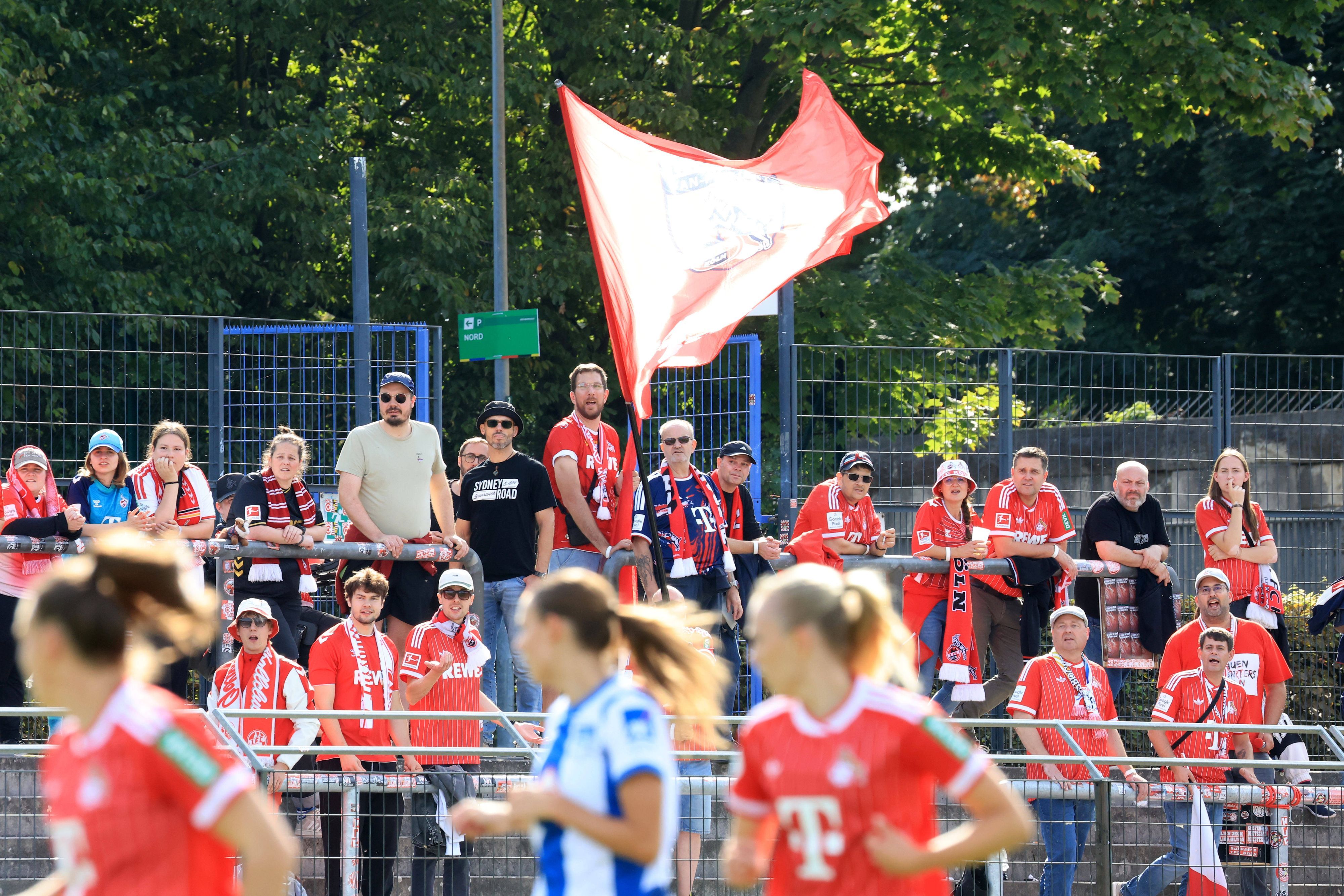FC-Fans unterstützen ihre Mannschaft.