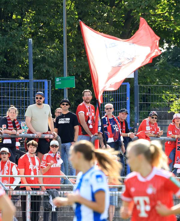 FC-Fans unterstützen ihre Mannschaft.