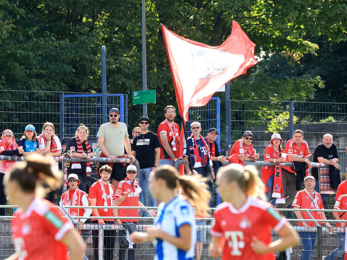 FC-Fans unterstützen ihre Mannschaft.