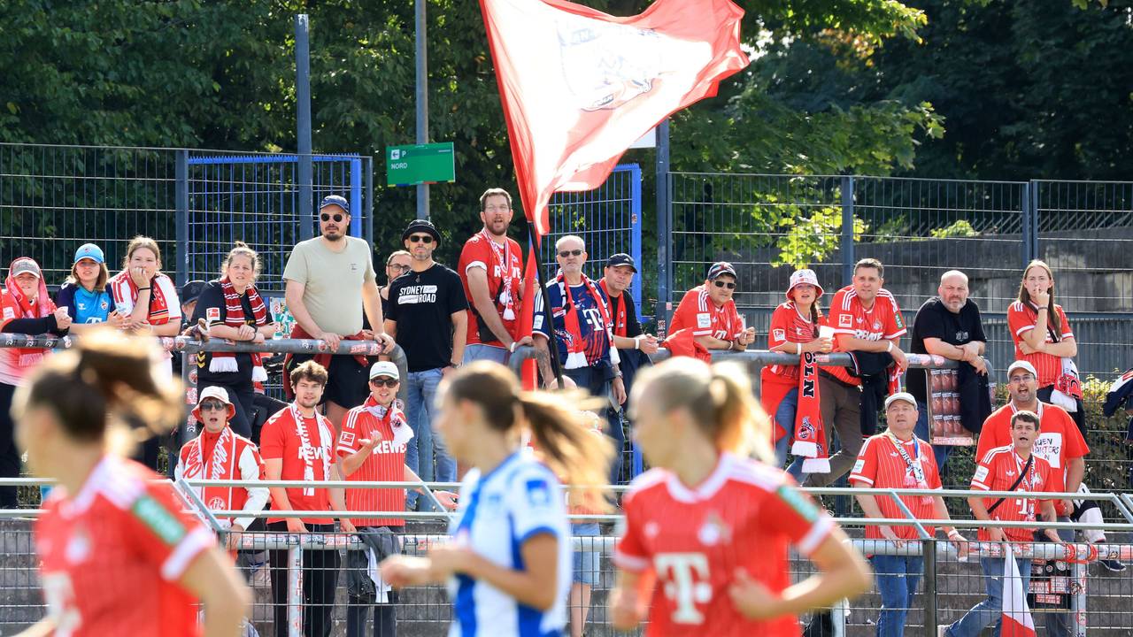 FC-Fans unterstützen ihre Mannschaft.