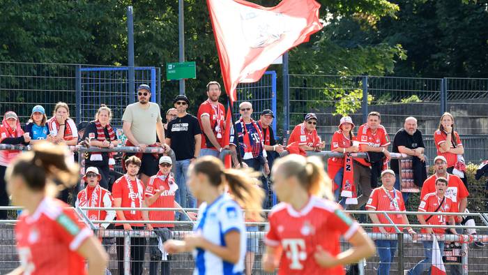 FC-Fans unterstützen ihre Mannschaft.