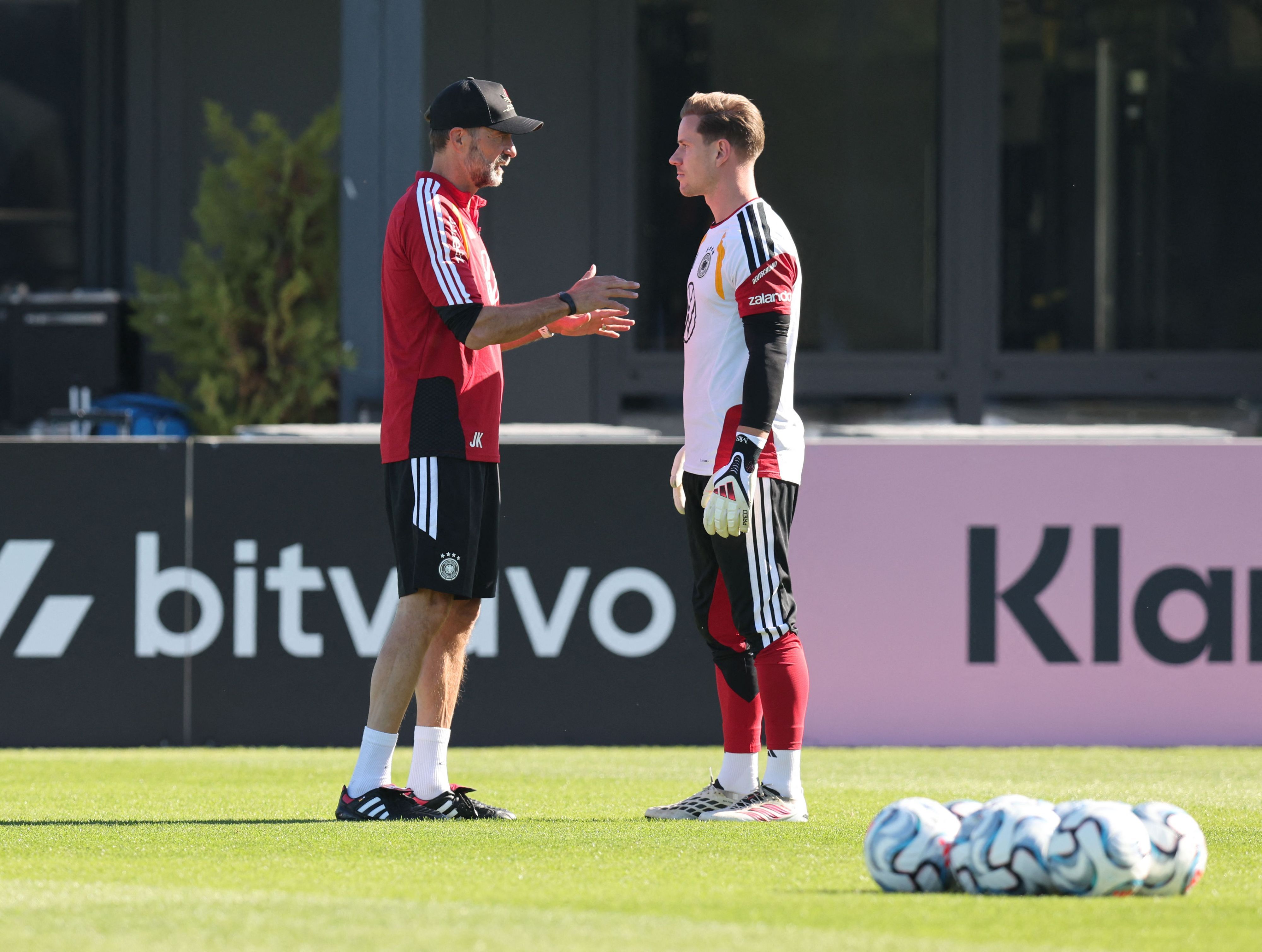 Jürgen Klopp spricht im Training mit Torwart Marc-André ter Stegen.