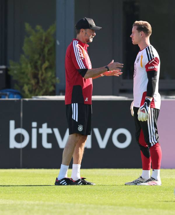 Jürgen Klopp spricht im Training mit Torwart Marc-André ter Stegen.
