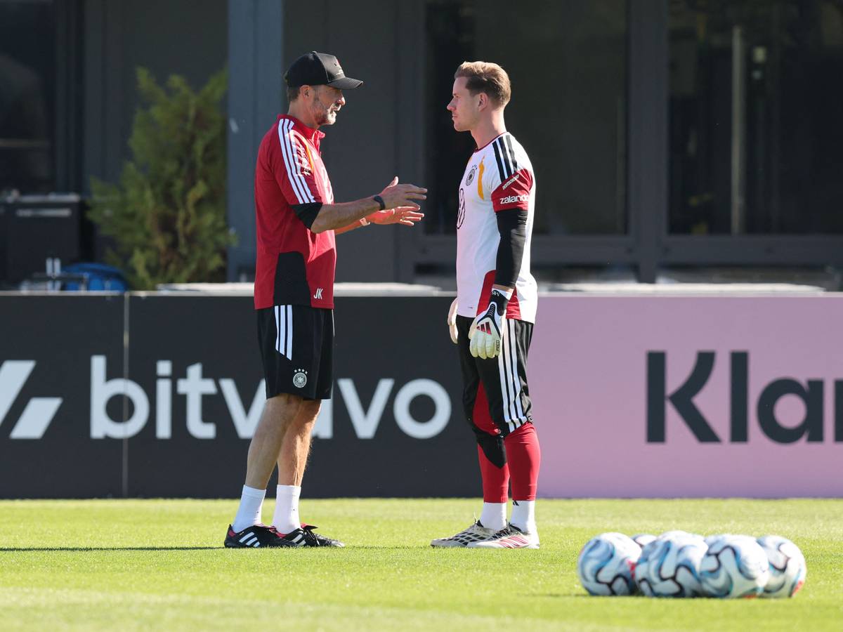 Jürgen Klopp spricht im Training mit Torwart Marc-André ter Stegen.