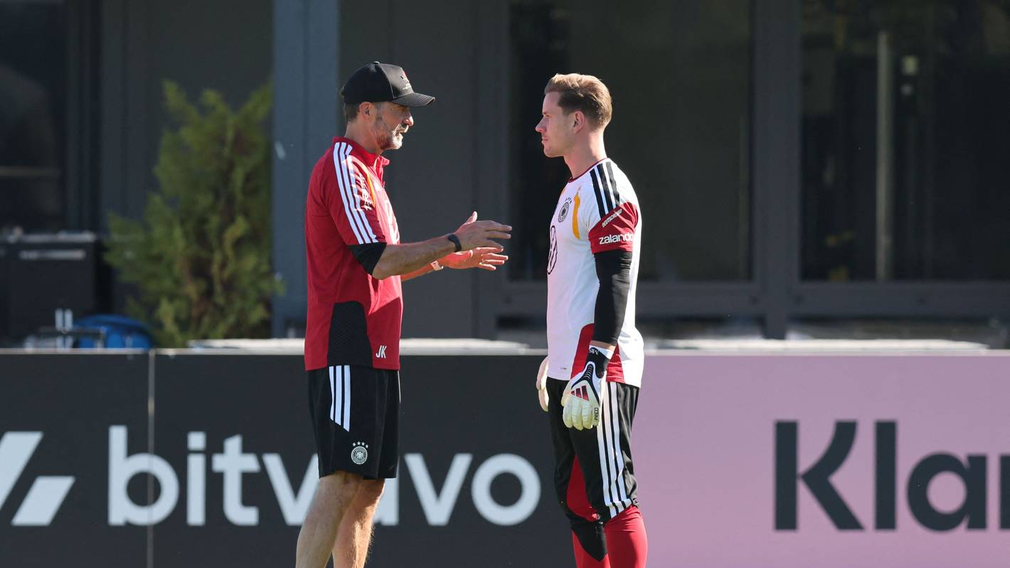 Jürgen Klopp spricht im Training mit Torwart Marc-André ter Stegen.