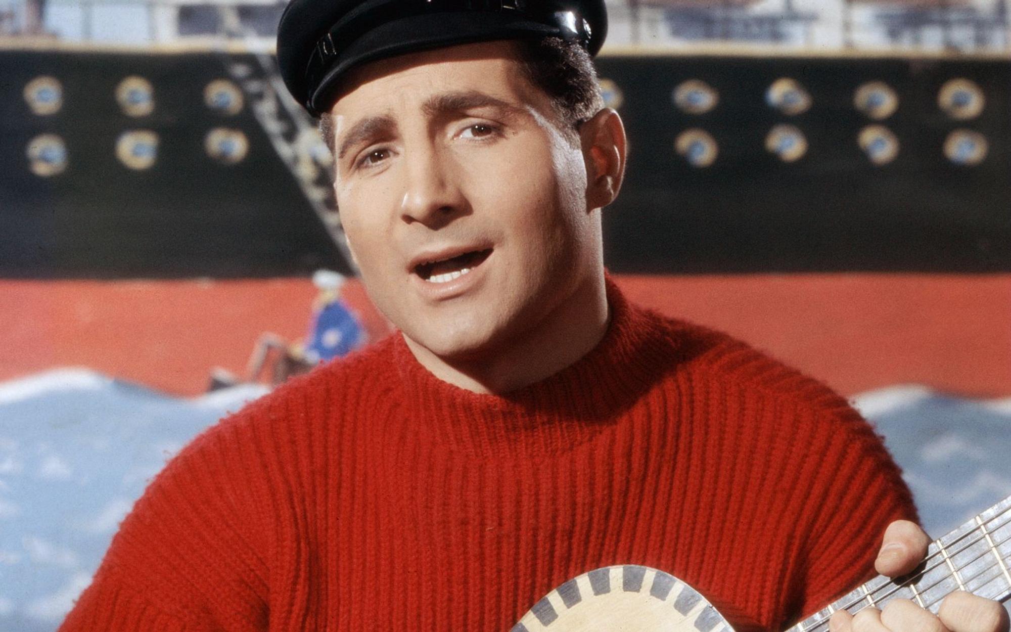 „Junge komm bald wieder“: Das Image des Seemanns bekam Freddy Quinn von seiner Plattenfirma verpasst. (Bild: IMAGO / United Archives)