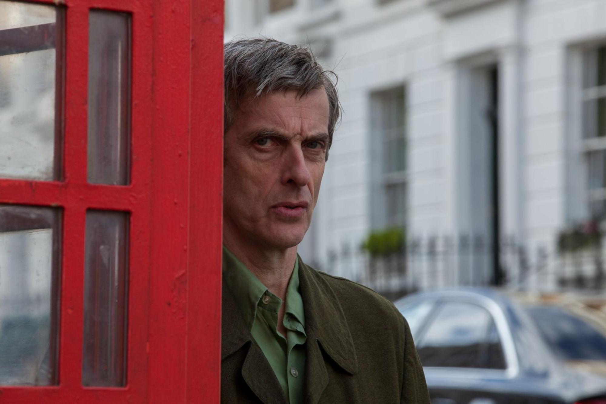 Mister Curry (Peter Capaldi) ist ein Nachbar der Familie Brown und beäugt den Bären skeptisch. (Bild: RTL / P&Co. Ltd.SC 2014. Licensed on behalf of Studiocanal S.A. by Copyrights Group)