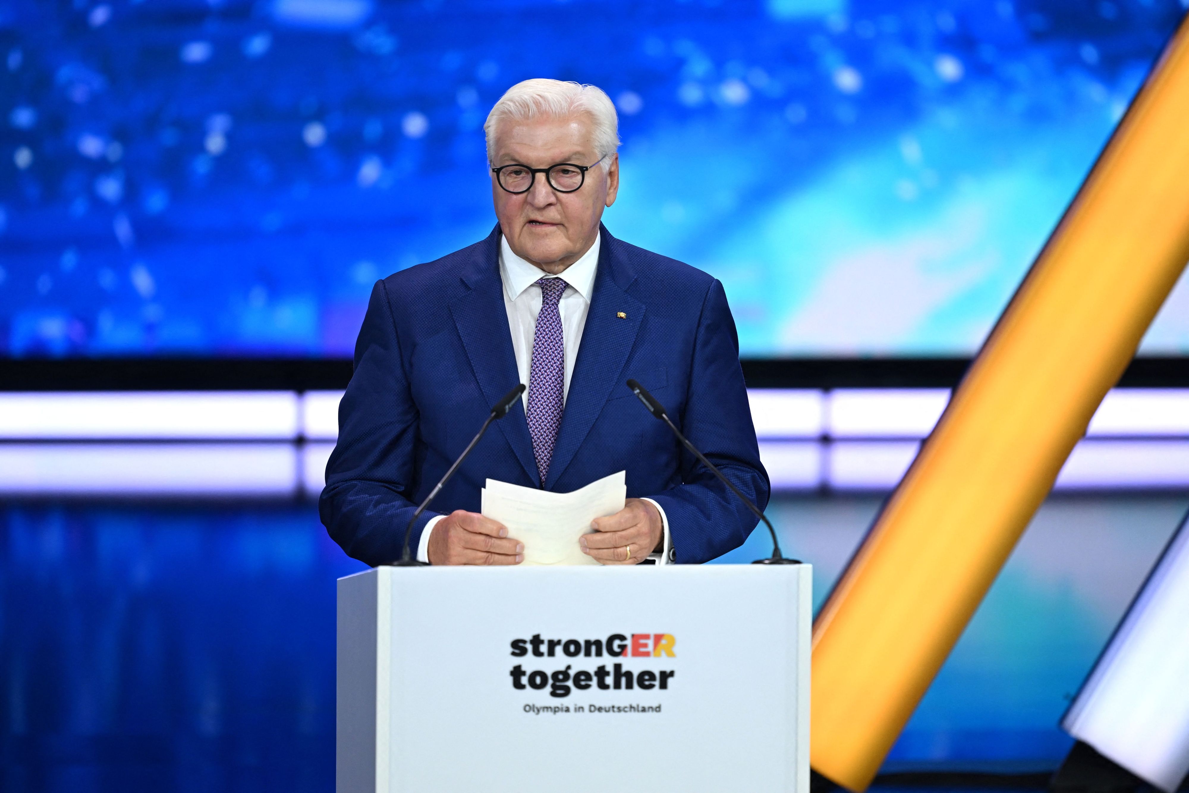 Bundespräsident Frank-Walter Steinmeier spricht auf der Bühne bei der außerordentlichen DOSB-Mitgliederversammlung zur Wahl des deutschen Olympia-Bewerbers für 2036, 2040 oder 2044.