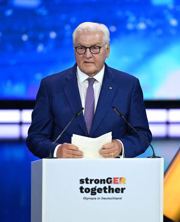 Bundespräsident Frank-Walter Steinmeier spricht auf der Bühne bei der außerordentlichen DOSB-Mitgliederversammlung zur Wahl des deutschen Olympia-Bewerbers für 2036, 2040 oder 2044.